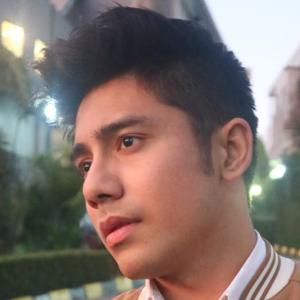 Kumpulan Sinetron Zacky dengan Pose Tampannya