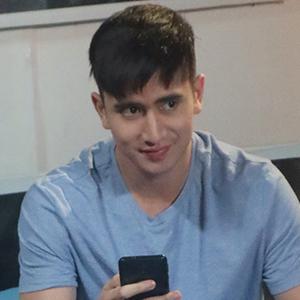 Kumpulan Sinetron Potret Raihan Senyum-senyum Sendiri