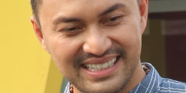 Kumpulan Sinetron Pose Candidnya Reza