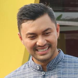 Kumpulan Sinetron Pose Candidnya Reza
